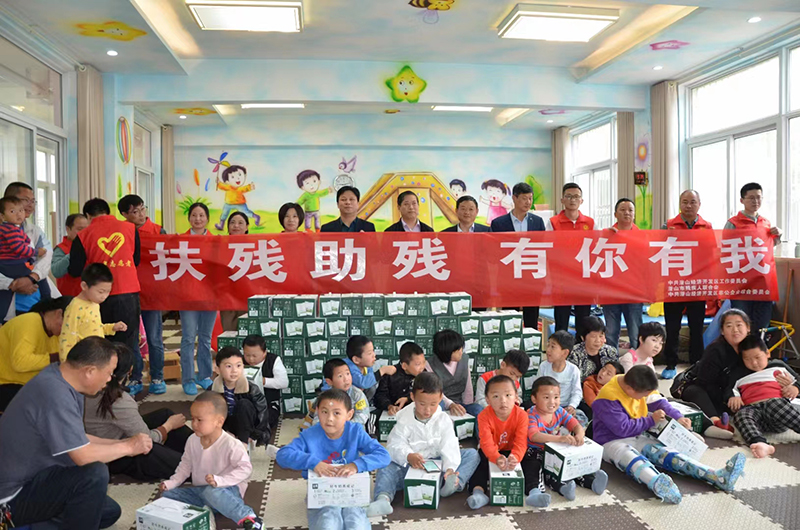 潜山市经开区组织志愿者看望慰问康复中心在训残儿